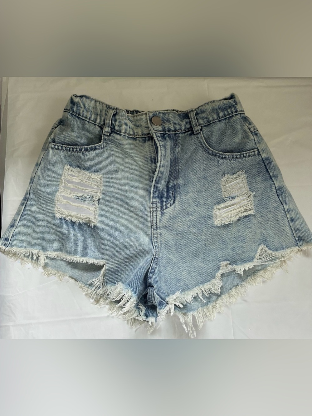 LIGHT WASH JEAN SHORTS RAW HEM